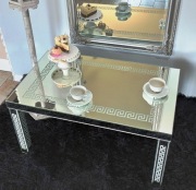 Lustrzany stolik kawowy glamour