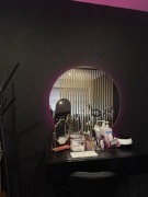 Lustro 80 cm z różowym led oświetleniem od gniazdka