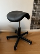 Taboret Lumo Habys czarny siodło