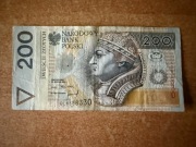 Banknot 200zł z 1994 roku z rosnącą czcionką numeru seryjnego.