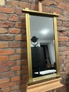 Lustro w złotej ramie