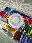 Zestaw nici do haftowania 57 kolorów + akcesoria organizer