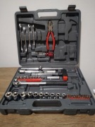 narzędzia w walizce klucze nasadowe grzechotka kombinerki bity