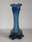 Wazon szklany, błękit kobaltu ze smukłą dekoracją na nóżkach