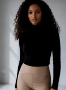 Prążkowany czarny klasyczny półgolf damski