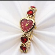 Zegarek damski w serduszka.