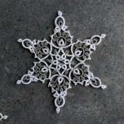 Dekor na choinkę śnieżynka frywolitka bialo-srebna