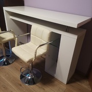 Barek i krzesła barowe 