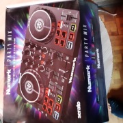 Numark Party Mix II kontroler z wbudowanym oświetleniem dyskotekowym Serato