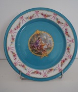 Scenka miłosna. Porcelanowy talerz w stylu Sevres, dr. poł. XIX w.