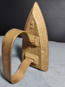 Żeliwne żelazko albo stoper do drzwi.