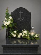 Kompozycja komplet na cmentarz z białymi różami na czarnej desce.