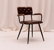 Skórzane krzesła z pikowanym oparciem 