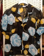 156. Czarna bluzka z rayonu w niebieskie kwiaty i żółte liście,rozm.L