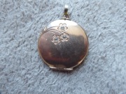 Przedwojenny medalion , sekretnik - grubo złocony