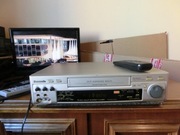 Magnetowid Panasonic NV-HD550MU z pilotem.