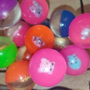 Piłka kauczukowa VIP 45mm z zabawką  100szt