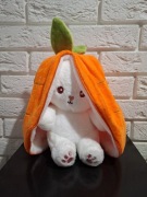 Maskotka biały królik ukryty w marchewce na zamek