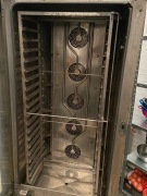 Duży piec konwekcyjno-parowy firmy Unox