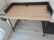 Czarne biurko z jasnym blatem