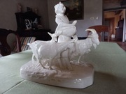 Figurka porcelana Royal Dux - dziewczyna z kozami