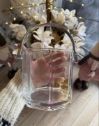 Piękny szklany wazon z metalową rączką