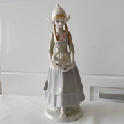 Figurka porcelanowa „Dziewczyna z kaczuszką na rękach” CEMARK 