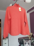 Sweter koralowy z golfem 