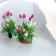 Wiosenna kompozycja z tulipanów – stroik, na stół, cmentarz