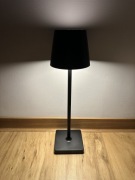 Czarna bezprzewodowa biurkowa lampa led