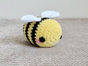 Pszczoła na szydełku pluszowa handmade rękodzieło maskotka prezent