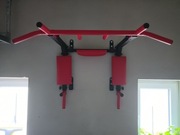 Drążek do podciągania z poręczami szwedzkimi. Bardzo praktyczne i wygodne 