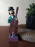 Drewniana Figurka Ludowa Muzyk Grający Na Kontrabasie