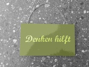 Tabliczka "myślenie pomaga" w języku niemieckim