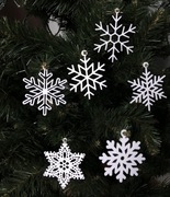 Zestaw 18 śnieżynek 3D 9 cm ozdoby choinkowe biały złoty