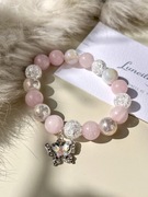 Bransoletka z koralików 10mm z zawieszka motyl pastelowy róż perły 
