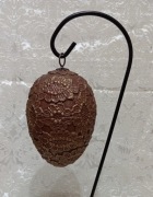 Jajko pisanka złoto-brązowa, zdobiona gipiurową koronką, wysokość 15 cm