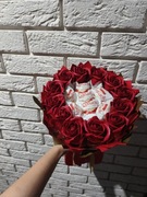 Bukiet  z róży mydlanych i Raffaello Prezent na Dzień Babci Box ze słodycz