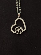 Naszyjnik, wisiorek z sercem i piłka koszykową