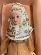 Lalka w stroju regionalnym z porcelany