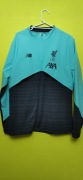Bluza  lekka treningowa New Balance z logo Liverpollu FC i sponsorem AXA.
