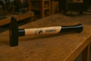 Młotek ślusarski MODECO 0,8kg / Drewniana rękojeść