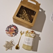 Zestaw świąteczny w nrązowym opakowaniu z okienkiem z miodem