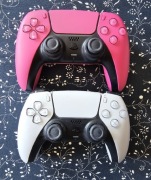 Dwa lekko uszkodzone pady PS5