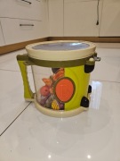 Bębenek marki B-Toys z instrumentami.