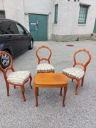 KRZESŁA DREWNIANE ZE STOLIKIEM