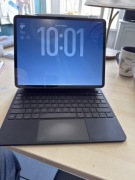 Tablet Apple iPad 13” M2 256 GB plus klawiatura Logitech i pen. 