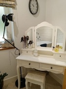 Biała toaletka z taboretem