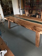 Stół z jesionu i żywicy epoksydowej na osiem osób.