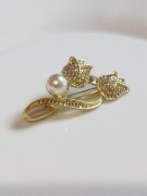 Broszka. Złote tulipany z perłą.